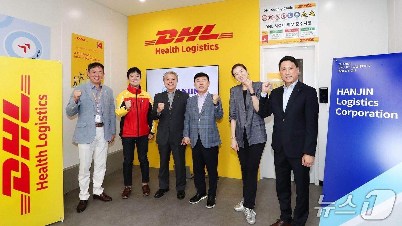 한진과 DHL서플라이체인 코리아가 국내 공동 물류센터 개소식을 열었다. 한동원 DHL서플라이체인 코리아 상무(왼쪽), 코리아 에드먼드 슝 DHL서플라이체인 코리아 대표이사(왼쪽 세 번째), 노삼석 한진 대표이사 사장(가운데), 조현민 한진 사장(오른쪽 두 번째)이 포즈를 취하고 있다. (한진 제공)