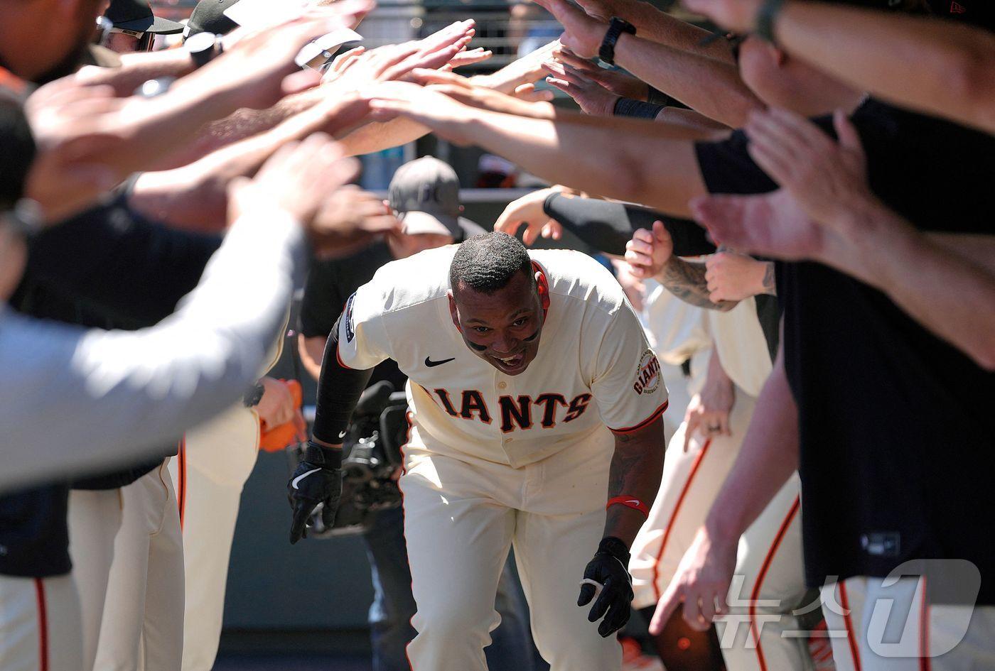 샌프란시스코 자이언츠의 라파엘 데버스가 1일&#40;한국시간&#41; 열린 2025 메이저리그 볼티모어 오리올스전에서 1회 홈런을 친 뒤 더그아웃에서 축하받고 있다. ⓒ AFP=뉴스1