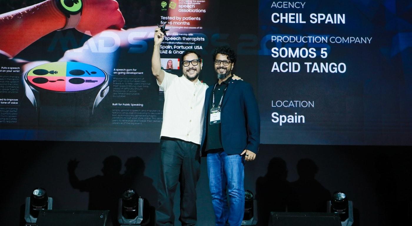 2025 부산국제마케팅광고제에서 삼성 임펄스 캠페인으로 디자인 부문 그랑프리를 수상한 제일기획 직원이 심사위원(오른쪽)과 함께 기념 촬영을 하고 있다.(제일기획 제공)