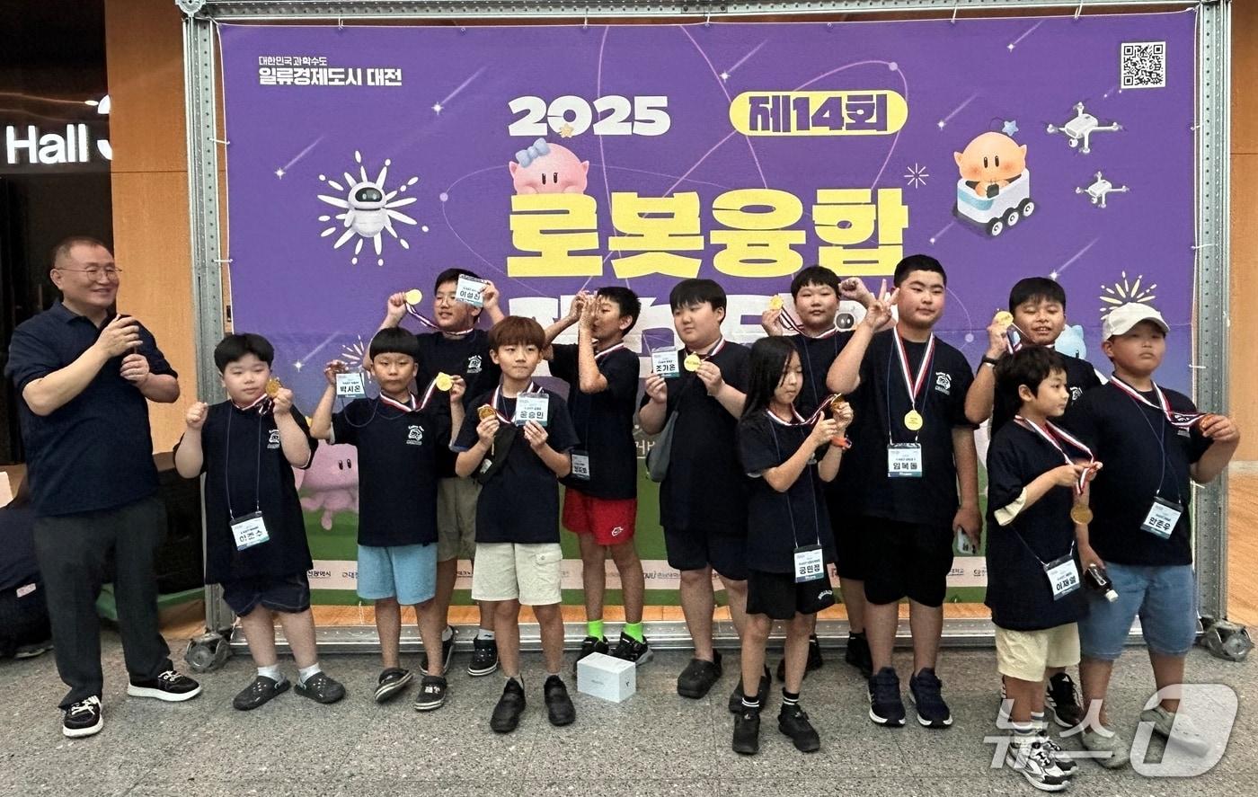 지난 8월 대전컨벤션센터에서 열린 &#39;로봇 융합페스티벌&#39;에서 수상한 진천 학생들.&#40;진천군 제공, 재판매 및 DB금지&#41;/뉴스1
