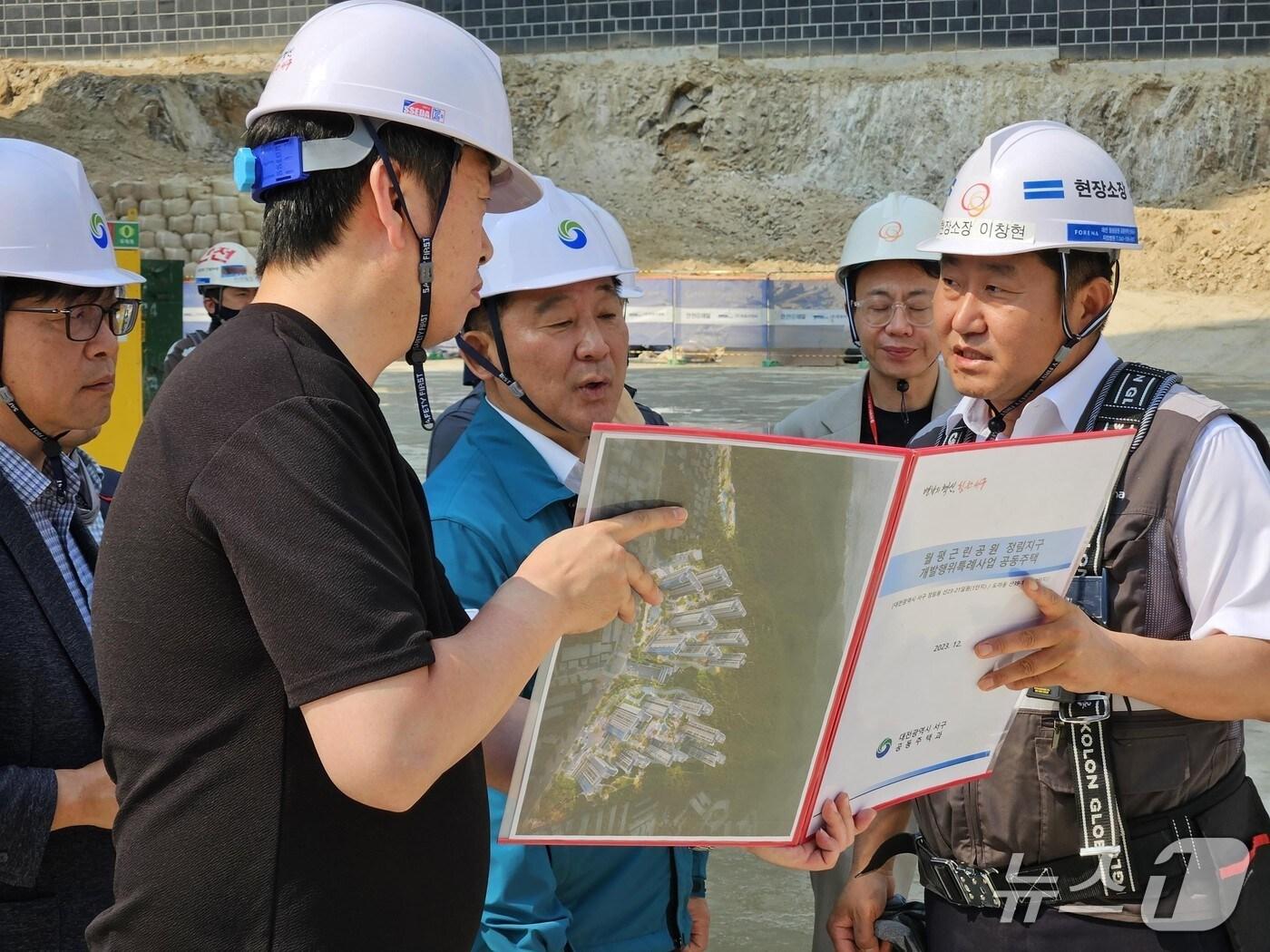 본문 이미지 - 서철모 서구청장이 현장 점검을 하고 있다.(서구 제공. 재판매 및 DB금지)/뉴스1