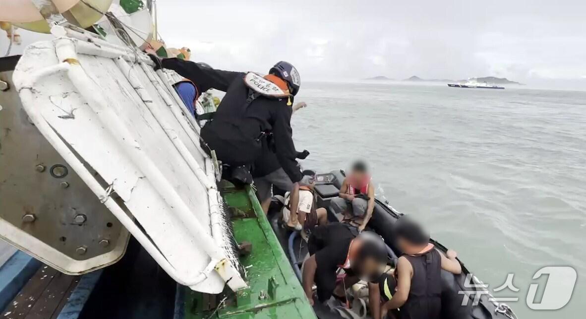 본문 이미지 - 8월 31일 오후 4시 21분쯤 전남 진도군 서거차도 해상에서 7명이 승선한 29톤급 오징어잡이 어선 A 호가 암초와 충돌해 침수 중이라는 신고가 접수돼 해경이 구조 작업을 하고 있다. (목포해경 제공. 재판매 및 DB 금지)