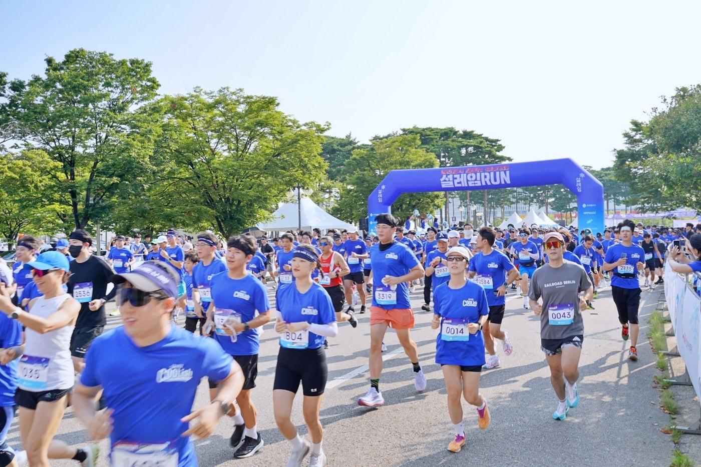 설레임런 참가자들이 레이스를 출발하고 있다.(롯데웰푸드 제공)