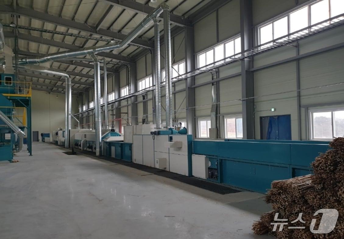 본문 이미지 - 다이텍연구원 한국친환경융합소재센터가 대마 분리공정 대량 처리를 위한 기술사업화지원사업에 선정됐다. 사진은 대마 분리 장비 모습.(다이텍연구원 제공. 재판매 및 DB 금지)