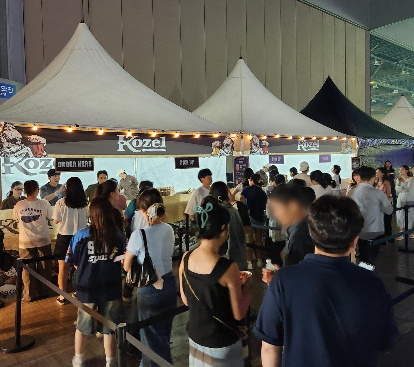 본문 이미지 - 메가필드 뮤직 페스티벌 2025 코젤 부스에서 맥주를 즐기고 있는 모습.(코젤 제공)