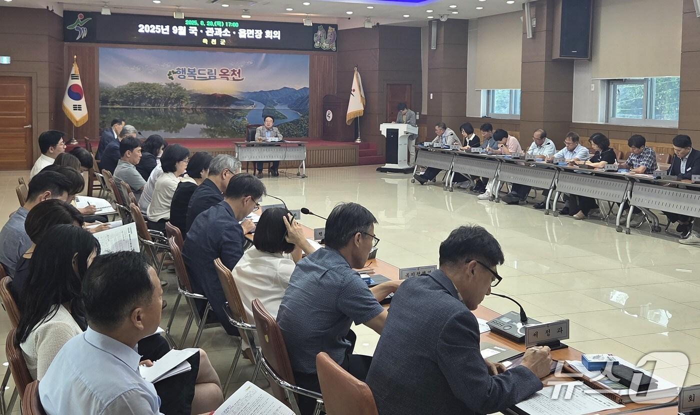 옥천군 간부회의서 태블릿PC 활용 장면 &#40;옥천군 제공, 재판매 및 DB금지&#41; /뉴스1