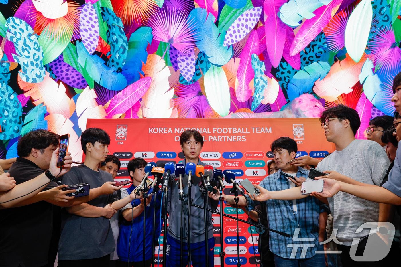 대한민국 축구대표팀 홍명보 감독이 1일 오전 인천국제공항 2터미널에서 A매치 2연전을 펼칠 미국으로 출국하기 앞서 취재진 질문에 답하고 있다. 2025.9.1/뉴스1 ⓒ News1 안은나 기자