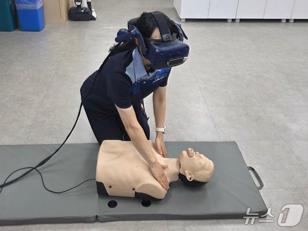 본문 이미지 - 코레일 부산경남본부 승무원이 VR 장비를 통한 응급상황 대응 교육을 받고 있다.(코레일 부산경남본부 제공. 재판매 및 DB 금지)