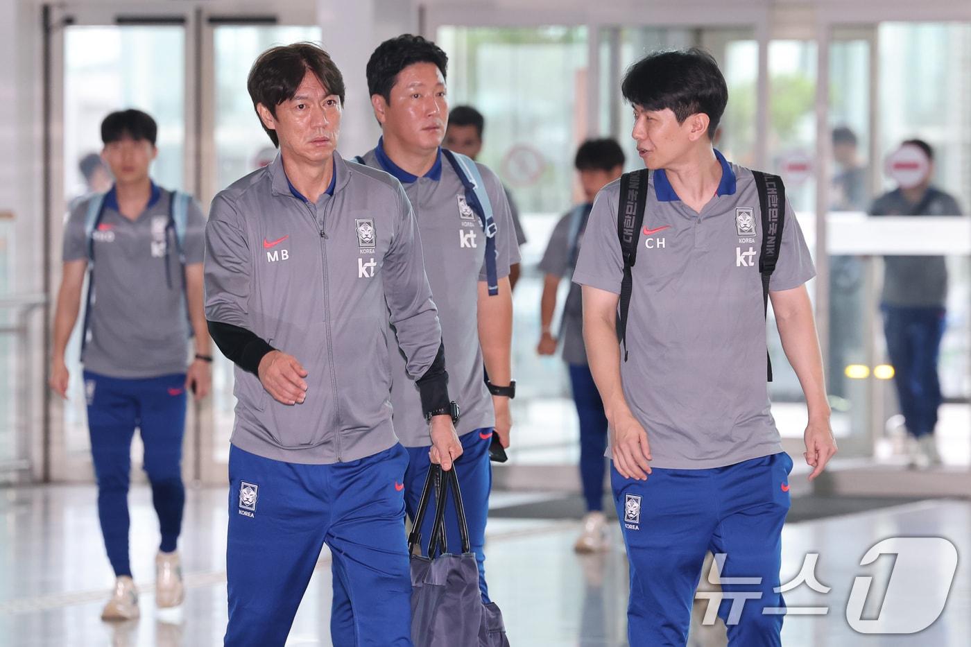 대한민국 축구대표팀 홍명보 감독이 1일 오전 A매치 2연전을 펼칠 미국으로 출국하기 위해 인천국제공항 2터미널에 도착하고 있다. 2025.9.1/뉴스1 ⓒ News1 안은나 기자