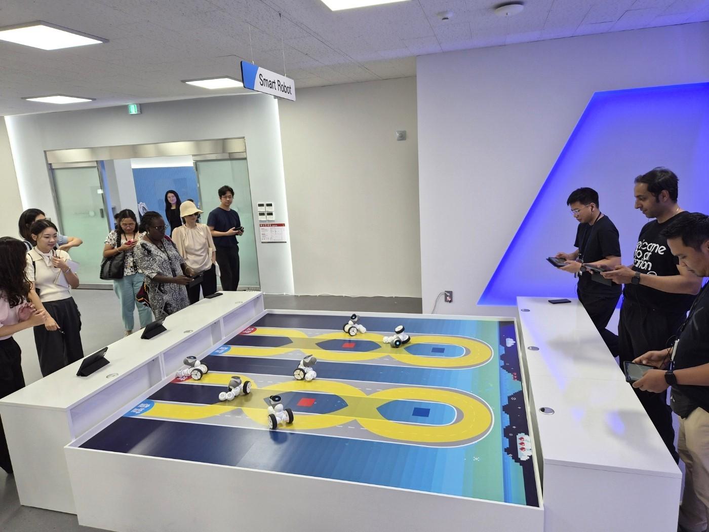 본문 이미지 - 성동 AI 미래기술체험센터 외신 방문 모습(성동구 제공)