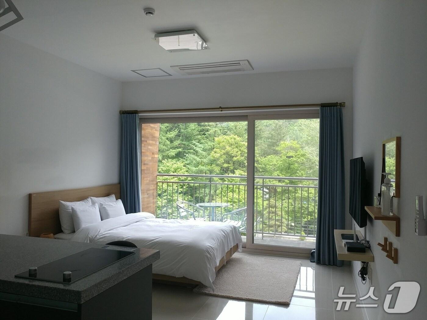 본문 이미지 - 지난해 화천군의 지원으로 시설환경 개선을 완료한 화천지역 농어촌 민박.&#40;화천군 제공, 재판매 및 DB금지&#41;