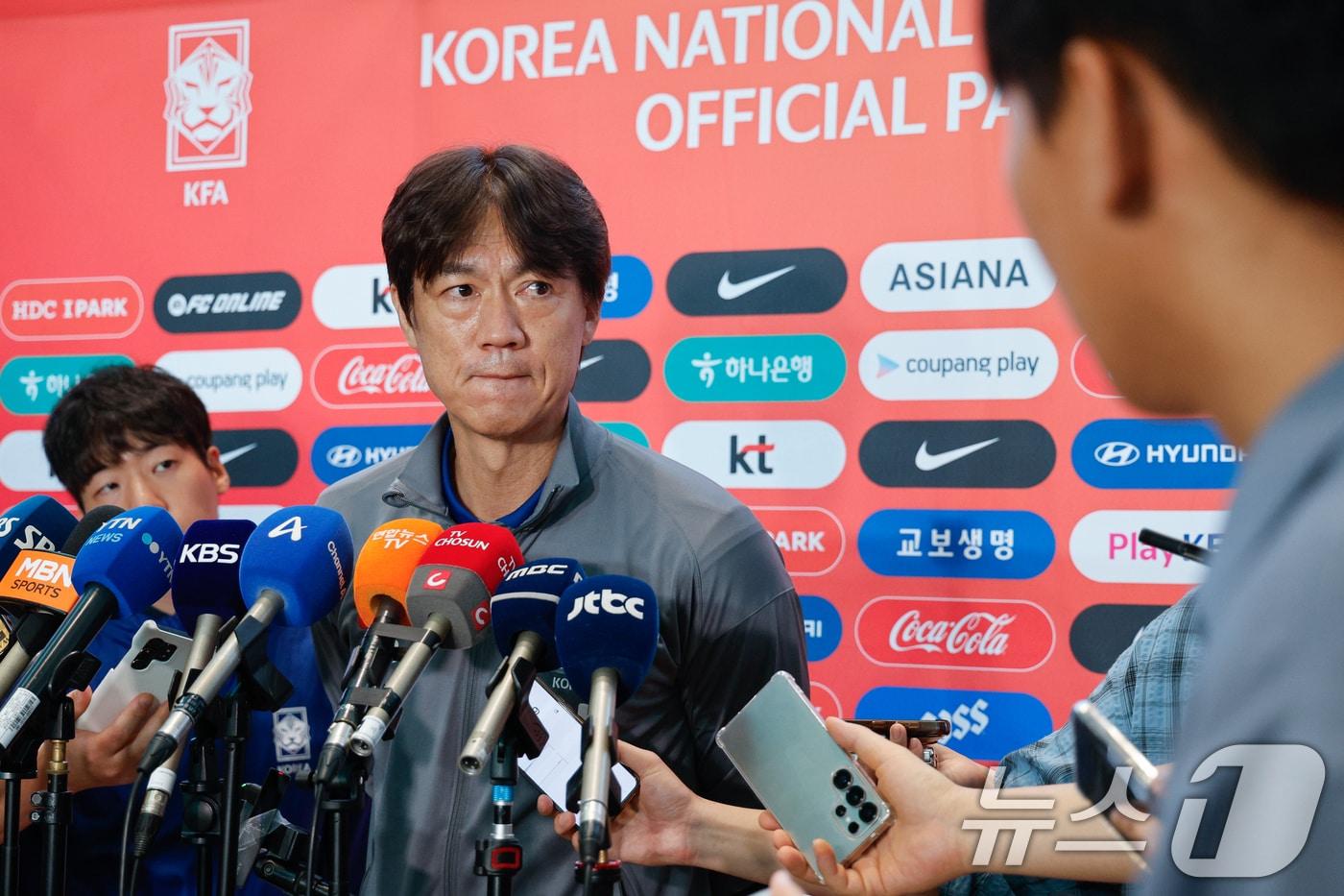 대한민국 축구대표팀 홍명보 감독이 1일 오전 인천국제공항 2터미널에서 A매치 2연전을 펼칠 미국으로 출국하기 앞서 취재진 질문을 듣고 있다. 2025.9.1/뉴스1 ⓒ News1 안은나 기자