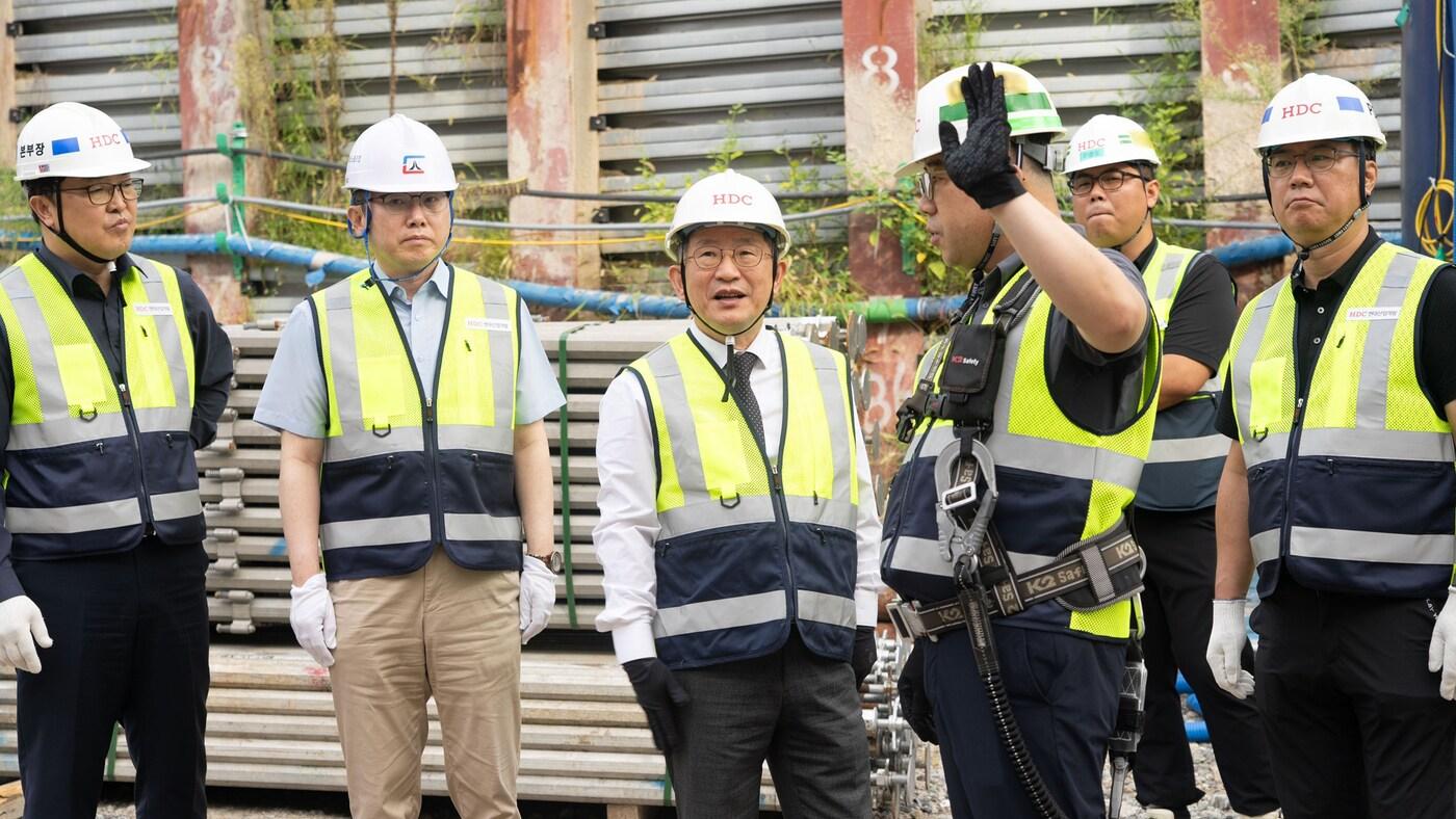 HDC현대산업개발이 지난달 이문 아이파크 자이 현장과 강변역 센트럴 아이파크 현장에서 경영진·노동조합 합동 현장 안전보건 점검을 시행했다. 정경구 HDC현대산업개발 대표이사(왼쪽 세 번째)와 김동현 노동조합 사무국장(왼쪽 두 번째)가 현장을 살펴보고 있다. 뉴스1 ⓒ News1 