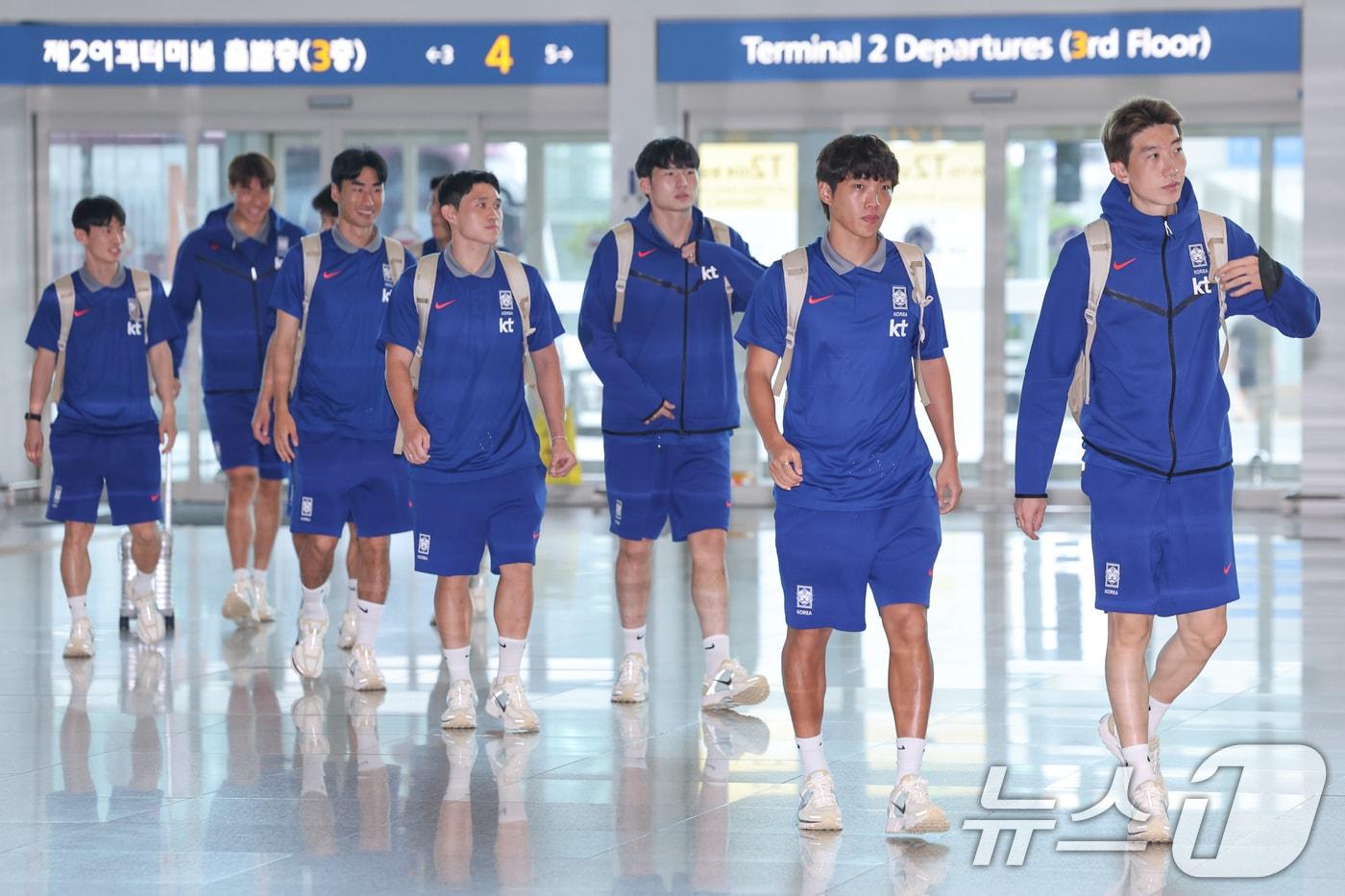 조현우, 이명재, 서진수, 이동경, 변진수를 비롯한 대한민국 축구대표팀 선수들이 1일 오전 A매치 2연전을 펼칠 미국으로 출국하기 위해 인천국제공항 2터미널에 도착하고 있다. 2025.9.1/뉴스1 ⓒ News1 안은나 기자