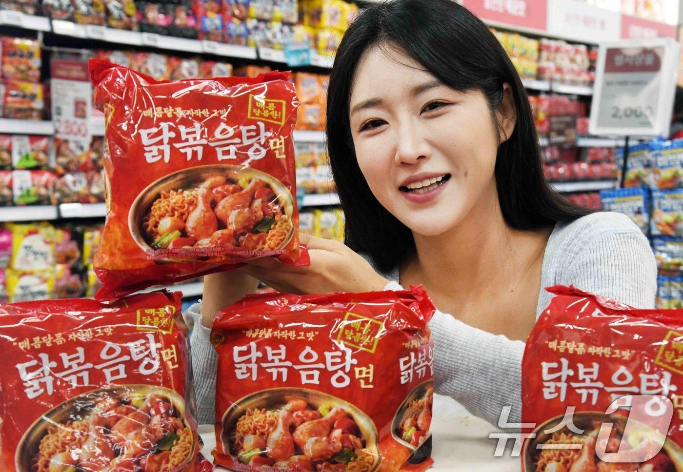 홈플러스가 1일 하림과 공동 기획한 ‘하림 닭볶음탕면’을 업계 단독으로 선보인다고 밝혔다. 1일 서울 강서구 홈플러스 메가 푸드 마켓 라이브 강서점에서 모델이 &#39;하림 닭볶음탕면&#39;을 소개하고 있다. &#40;홈플러스 제공. 재판매 및 DB 금지&#41; 2025.9.1/뉴스1