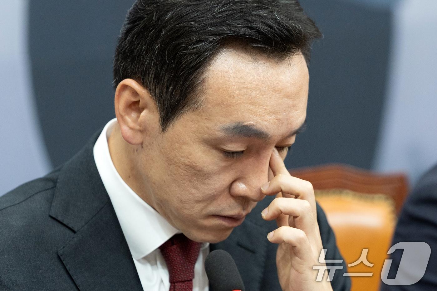 김민수 국민의힘 최고위원이 1일 오전 서울 여의도 국회에서 열린 최고위원회의에서 얼굴을 만지고 있다. 2025.9.1/뉴스1 ⓒ News1 이승배 기자