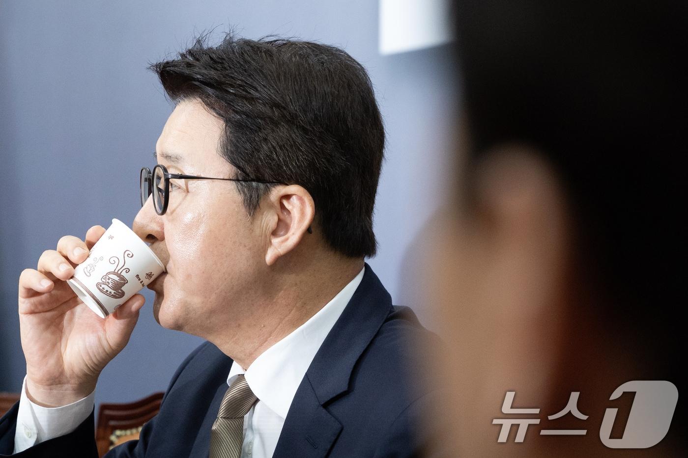 신동욱 국민의힘 최고위원이 1일 오전 서울 여의도 국회에서 열린 최고위원회의에서 물을 마시고 있다. 2025.9.1/뉴스1 ⓒ News1 이승배 기자