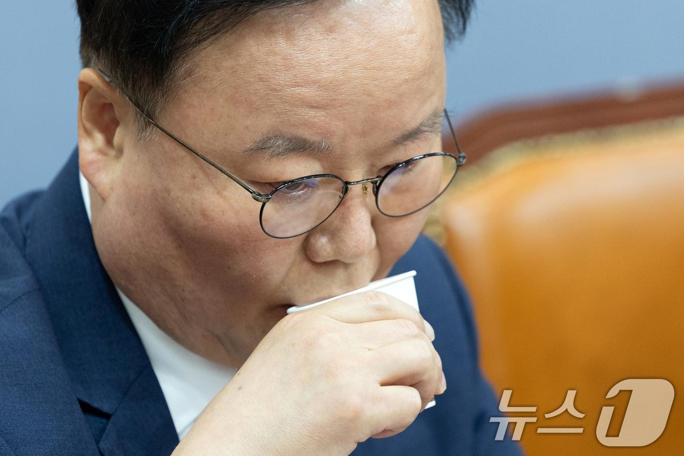 김재원 국민의힘 최고위원이 지난 1일 오전 서울 여의도 국회에서 열린 최고위원회의에서 물을 마시고 있다. 2025.9.1/뉴스1 ⓒ News1 이승배 기자