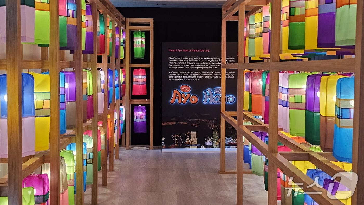 인도네시아 한국문화원의 ‘한국의 빛–진주실크등&#39; 전시회&#40;진주시 제공. 재판매 및 DB금지&#41;.