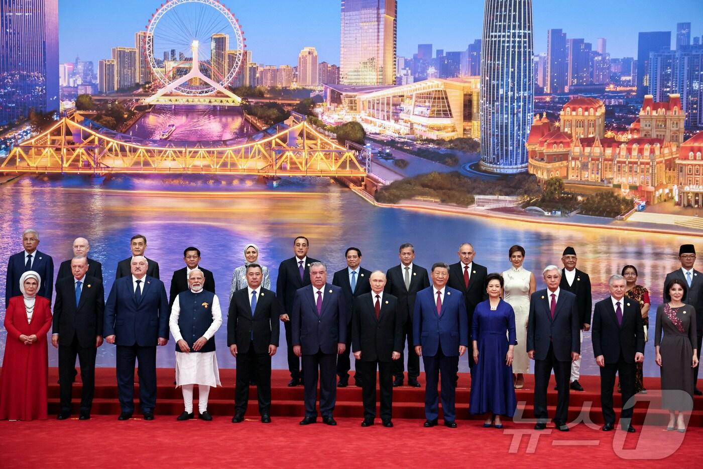 시진핑 중국 국가주석, 블라디미르 푸틴 러시아 대통령을 포함한 각국 정상 및 고위 관료들이 31일 중국 톈진에서 열린 상하이협력기구&#40;SCO&#41; 정상회의에서 단체 사진을 촬영하고 있다. 2025.8.31 ⓒ 로이터=뉴스1 ⓒ News1 정은지 특파원
