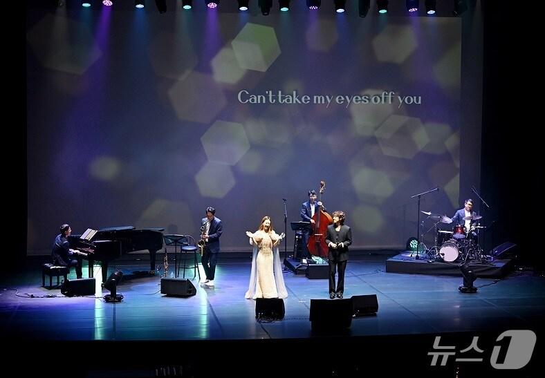 본문 이미지 - 지난달 30일 파주시 문산행복센터 대공연장에서 재개관 기념 기획공연 '다시, 문산에서 노래하다'가 열렸다. (파주시 제공, 재판매 및 DB금지)