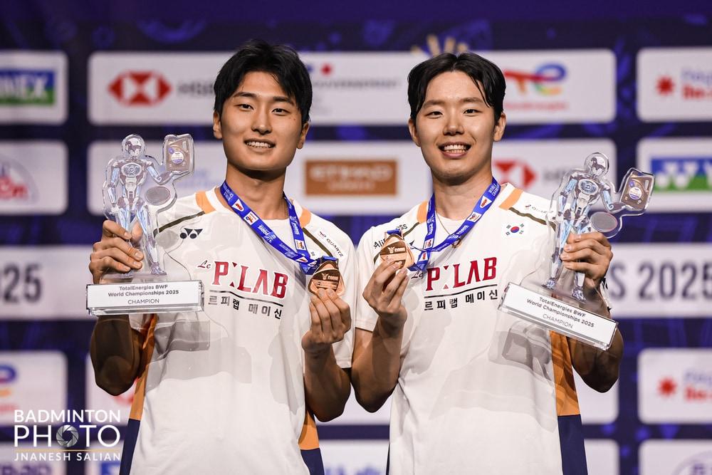 본문 이미지 - 파리 세계개인배드민턴선수권대회 정상에 오른 서승재(오른쪽)-김원호 (한국배드민턴협회 제공)