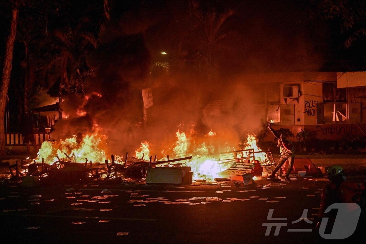 31일&#40;현지시간&#41; 인도네시아 자바섬 수라바야에서 열린 시위에 참석한 한 사람이 경찰청 본부를 향해 물건을 던지고 있다. 인도네시아에서는 최근 최저임금의 10배에 달하는 주택 수당 등 과도한 국회의원 특권에 항의하는 집회에서 한 오토바이 운전자가 경찰 장갑차에 깔려 숨지면서 시위가 각지로 확산하고 있다. 2025.08.31 ⓒ AFP=뉴스1 ⓒ News1 김지완 기자