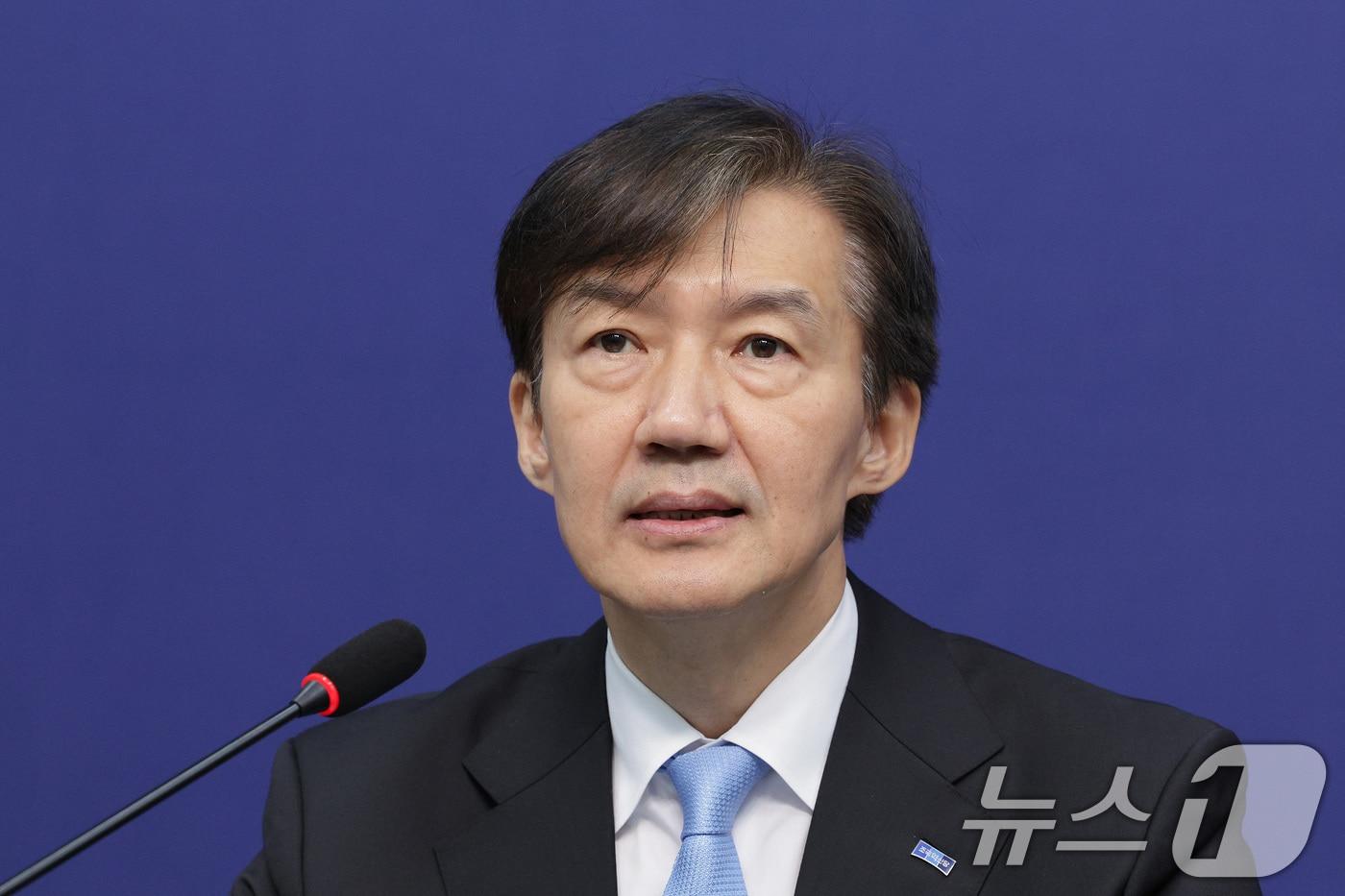 조국 조국혁신당 혁신정책연구원장(왼쪽)이 지난 1일 오전 서울 여의도 국회에서 열린 조국혁신당 최고위원회의에서 발언하고 있다. 2025.9.1/뉴스1 ⓒ News1 신웅수 기자