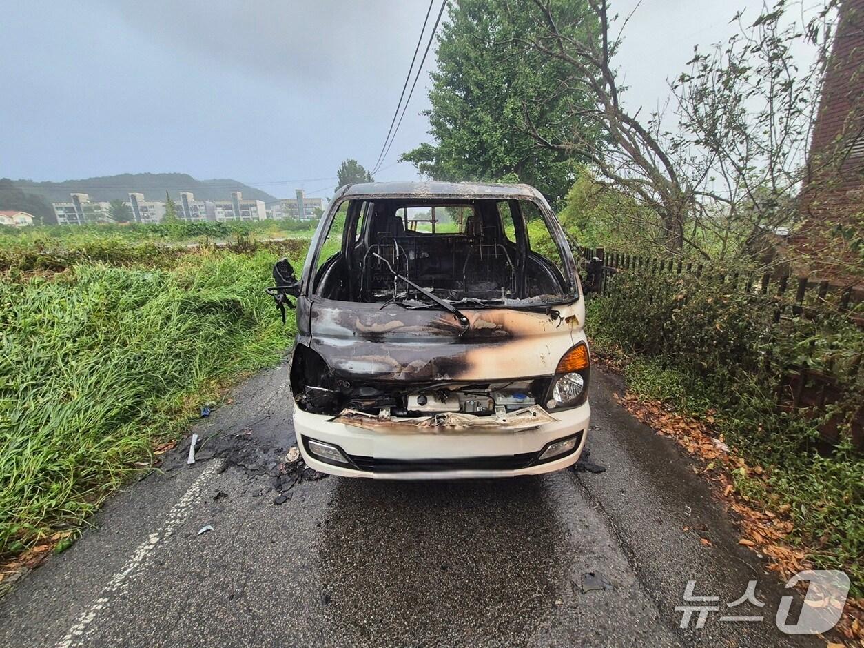 본문 이미지 -  충남 예산 덕산면 트럭 화재 현장. (예산소방서 제공, 재판매 및 DB금지) / 뉴스1