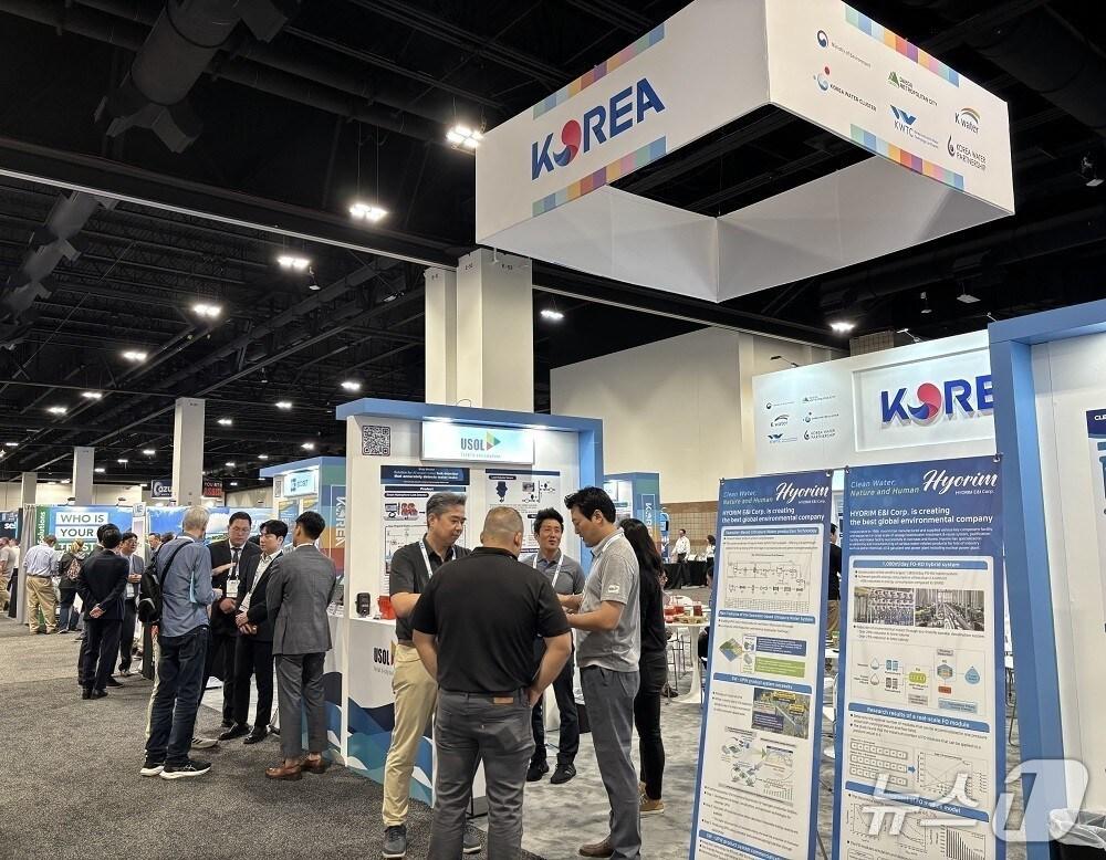 본문 이미지 - 미국 콜로다도주 덴버에서 열린 미국수도협회(AWWA) 콘퍼런스 및 전시회인 ‘ACE 2025’에서 한국수자원공사가 국내 물 분야 혁신기업들과 함께 전시 부스를 운영하고 있다. (한국수자원공사 제공.재판매 및 DB금지)/뉴스1