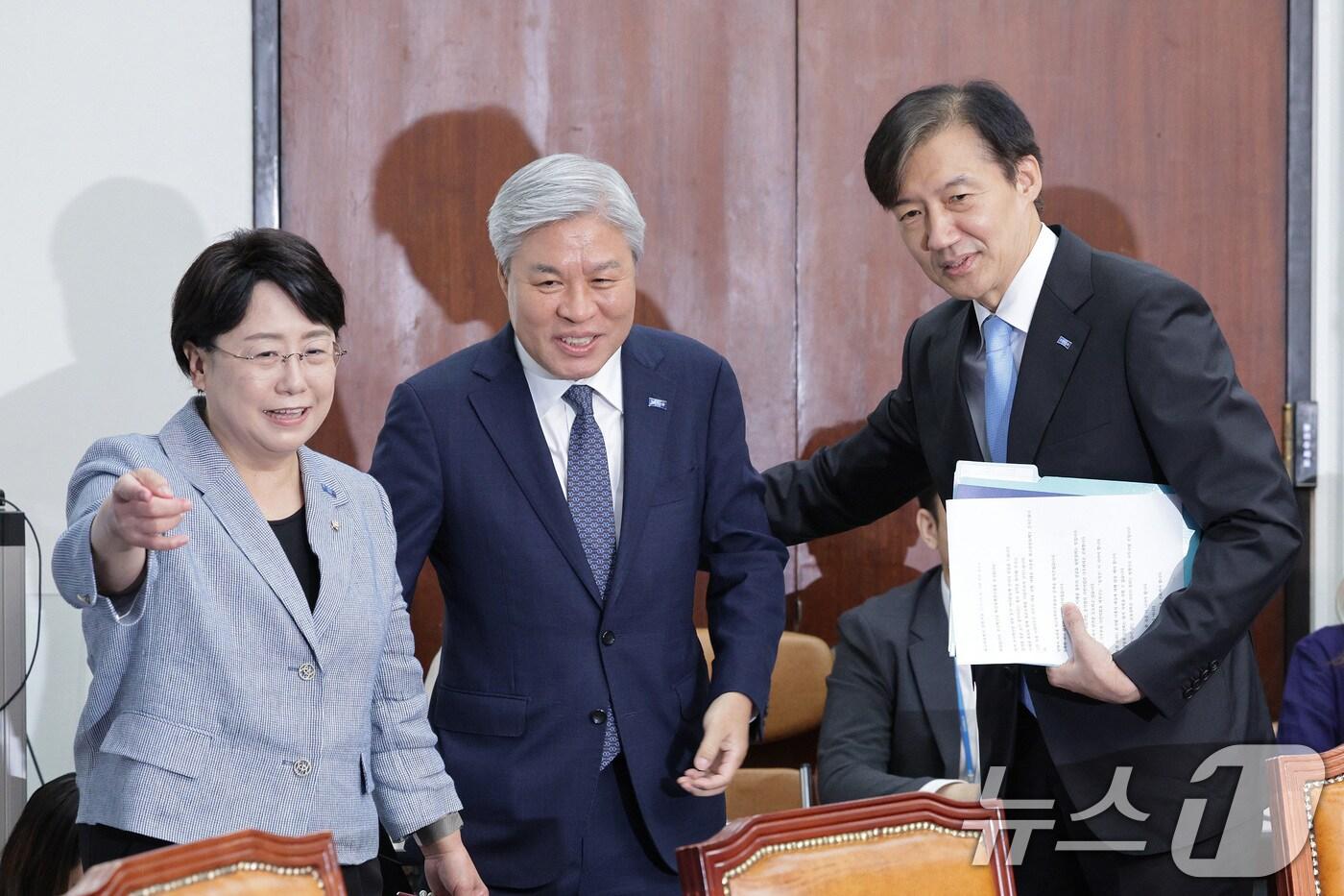 조국 조국혁신당 혁신정책연구원장&#40;오른쪽&#41;이 1일 오전 서울 여의도 국회에서 열린 조국혁신당 최고위원회의에서 김선민 대표 권한대행, 서왕진 원내대표에게 자리를 양보하고 있다. 2025.9.1/뉴스1 ⓒ News1 신웅수 기자