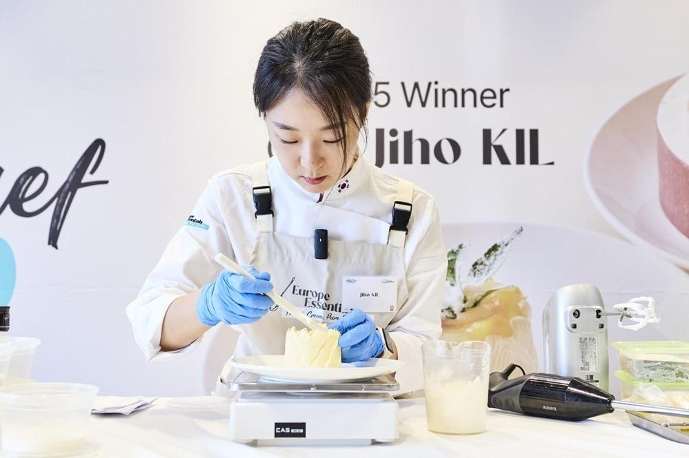 본문 이미지 - 세 가지 결선 디저트 중 자유형식 디저트 ‘피냐 파블로바(Pi&ntilde;a Pavlova)’ 실연중인 길지호 셰프 /  사진=프렌치크림파티시에 제공