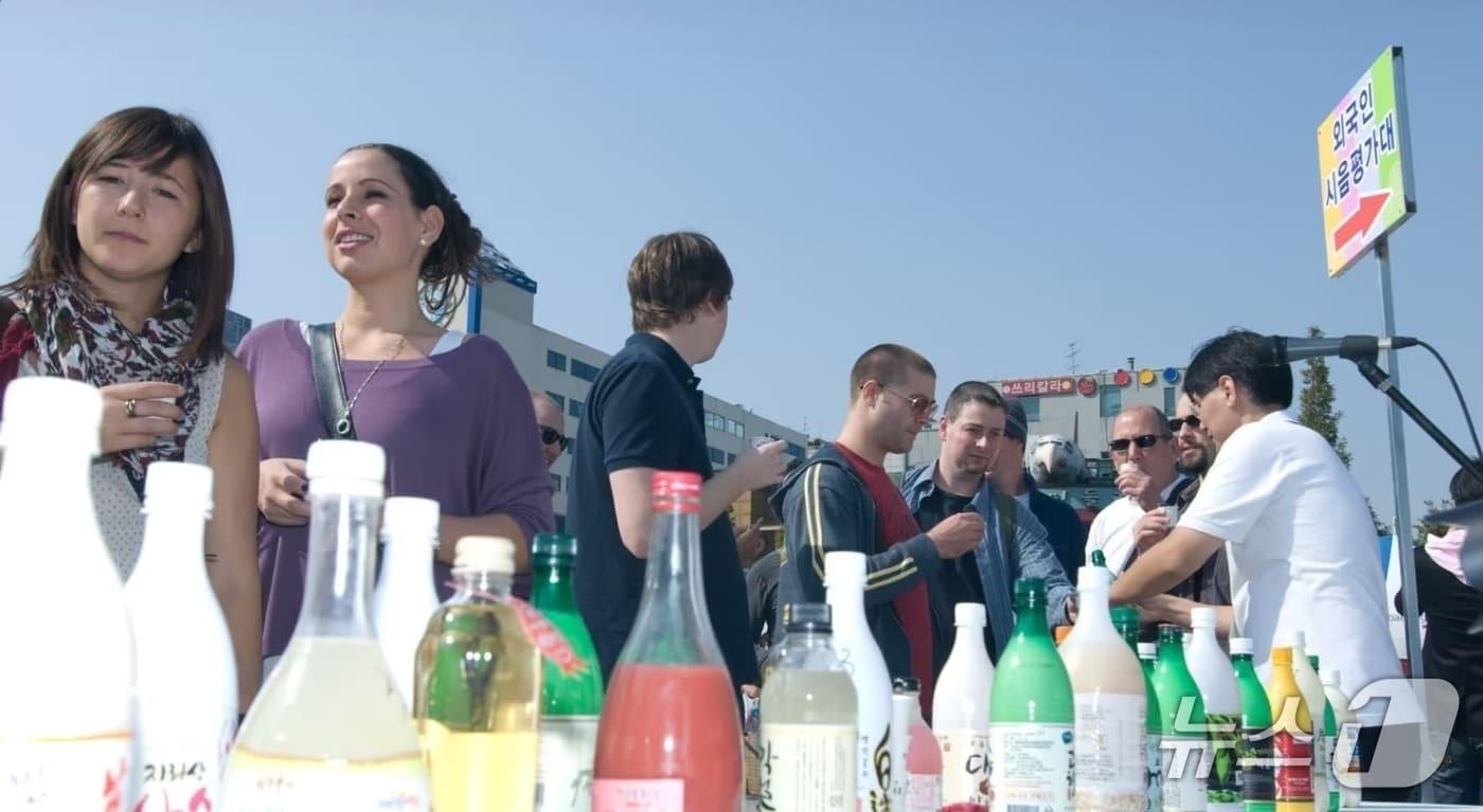 고양시 일산문화광장에서 열린 막걸리 축제에서 외국인들이 막걸리를 시음하고 있다. /뉴스1 DB