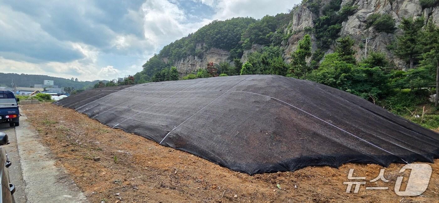 남해에서 적조가 발생하자 포항시가 황토 등을 확보하는 등 대비에 나섰다. 포항시 남구 양포항에 적치된 황토.(포항시 제공, 재판매 및 DB금지) 20259.1/뉴스1 