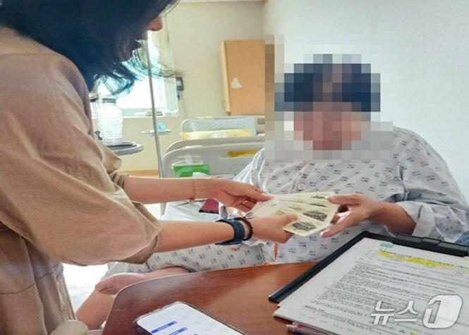 본문 이미지 - 창녕군의 찾아가는 민생회복 소비쿠폰 신청 장면(창녕군 제공. 재판매 및 DB 금지).