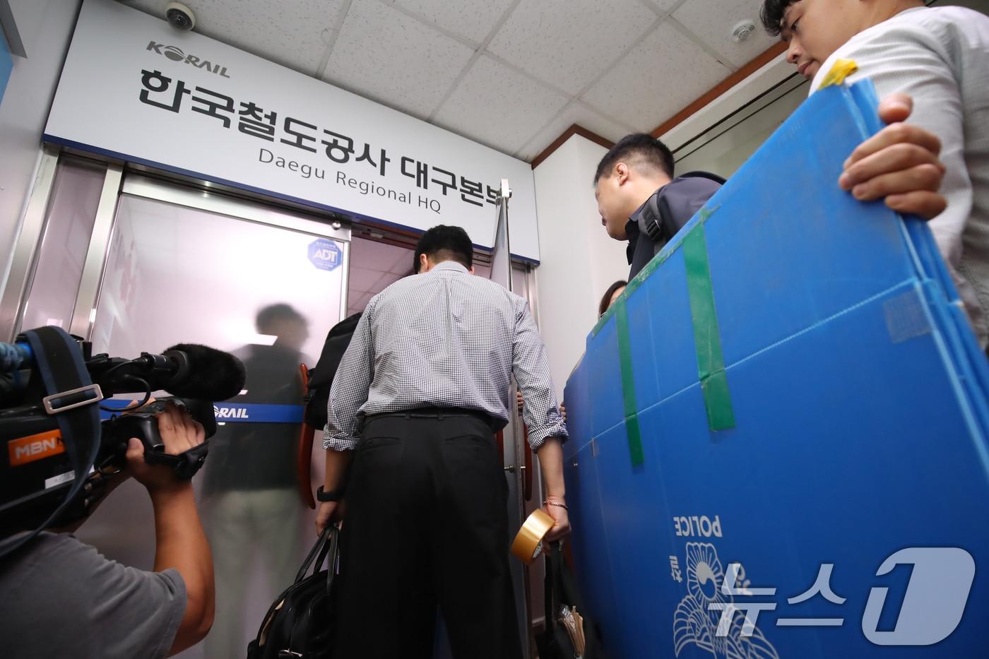 1일 오전 경찰 관계자들이 압수수색을 위해 대구 동구 동대구역 역사 내 한국철도공사(코레일) 대구본부로 들어가고 있다. 지난 19일 7명의 사상자가 발생한 '경부선 무궁화호 사고'를 수사 중인 경북경찰청과 대구지방고용노동청은 이날 오전 9시쯤 코레일 본사와 대구본부, 하청업체 등에 대한 압수수색을 실시했다. 2025.9.1/뉴스1 ⓒ News1 공정식 기자