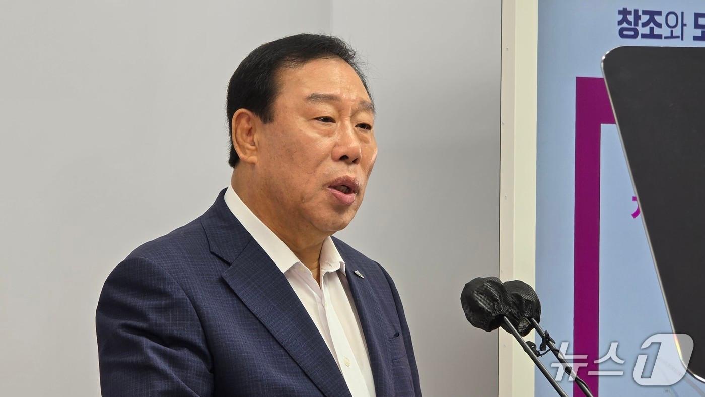  내년도 예산안과 관련해 설명하는 최민호 세종시장. / 뉴스1