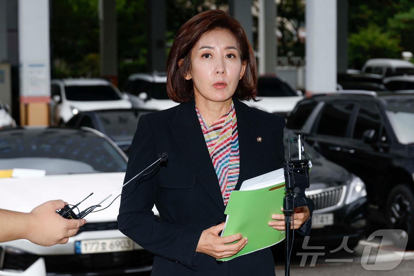 나경원 국민의힘 의원이 1일 오전 서울양천구 남부지법에서 열린 '국회 패스트트랙 충돌 사건' 1심 속행공판 출석을 앞두고 입장을 밝히고 있다. (공동취재) 2025.9.1/뉴스1 ⓒ News1 김진환 기자