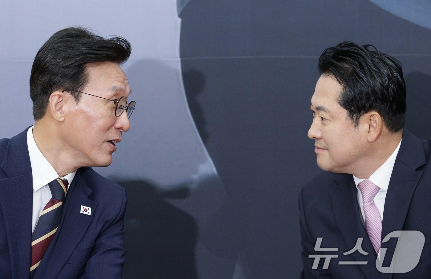 장동혁 국민의힘 대표&#40;오른쪽&#41;가 1일 오전 서울 여의도 국회에서 김민석 국무총리를 접견하고 있다. 2025.9.1/뉴스1 ⓒ News1 신웅수 기자