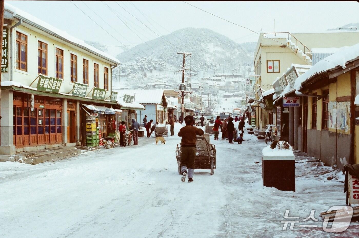 옛 단양 제설작업(현재의 단양군 단성면).(단양군 제공. 재판매 및 DB금지) /뉴스1   