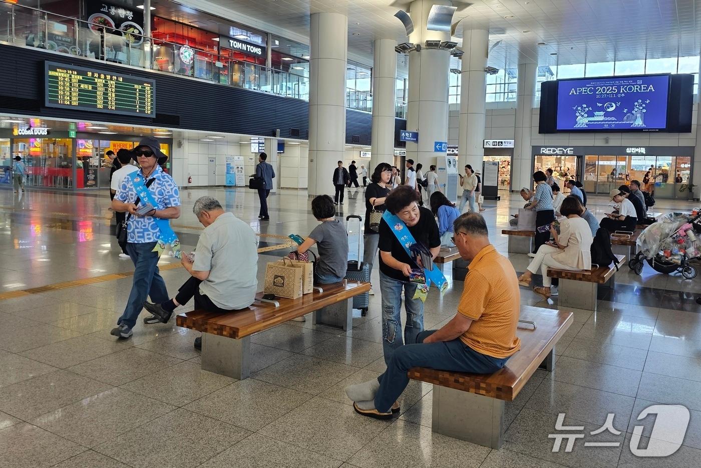 전북 무주군 무주반딧불축제위원회가 대전역 등에서 기동홍보 활동을 하고 있다.(무주군 제공. 재판매 및 DB금지)
