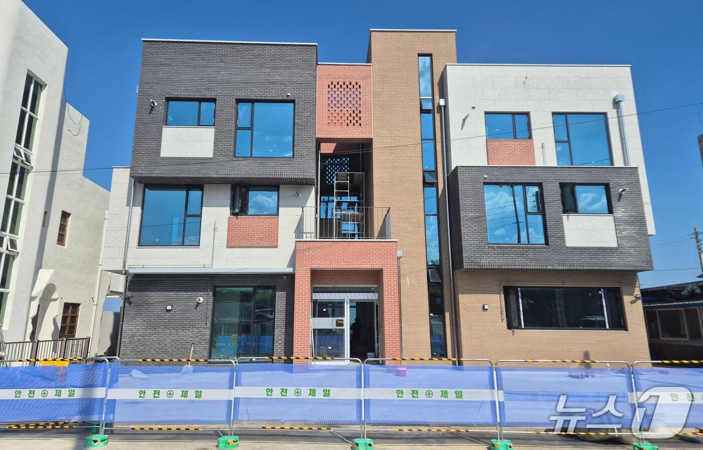  경북 경주시가 청년들의 주거부담 완화를 위해 청년정착 안심주거 사업에 속도를 내고 있다. 사진은 경주시 감포읍 대본리에 조성 중인 '청년마을 공유 주거시설' 모습.(경주시 제공, 재판매 및 DB금지) 2025.9.1/뉴스1