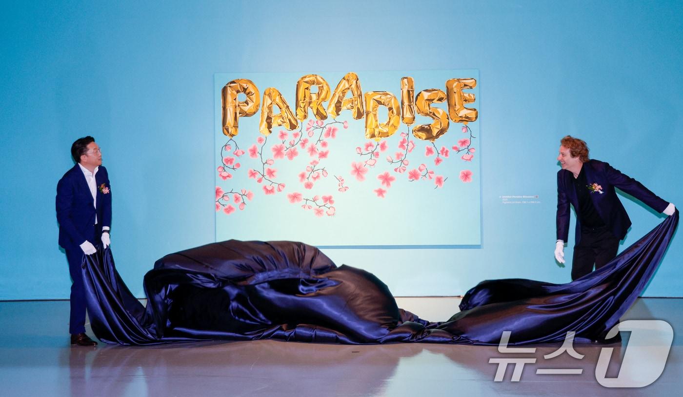 미국 팝아트 작가 조엘 메슬러와 최종환 파라다이스 대표이사가 1일 인천 중구 파라다이스시티 아트스페이스에서 작품 &#39;파라다이스 위드 블로섬스&#40;Paradise with Blossoms&#41;&#39;를 전 세계 최초로 공개하는 언베일 세리머니&#40;Unveil ceremony&#41;를 하고 있다. 2025.9.1/뉴스1 ⓒ News1 안은나 기자