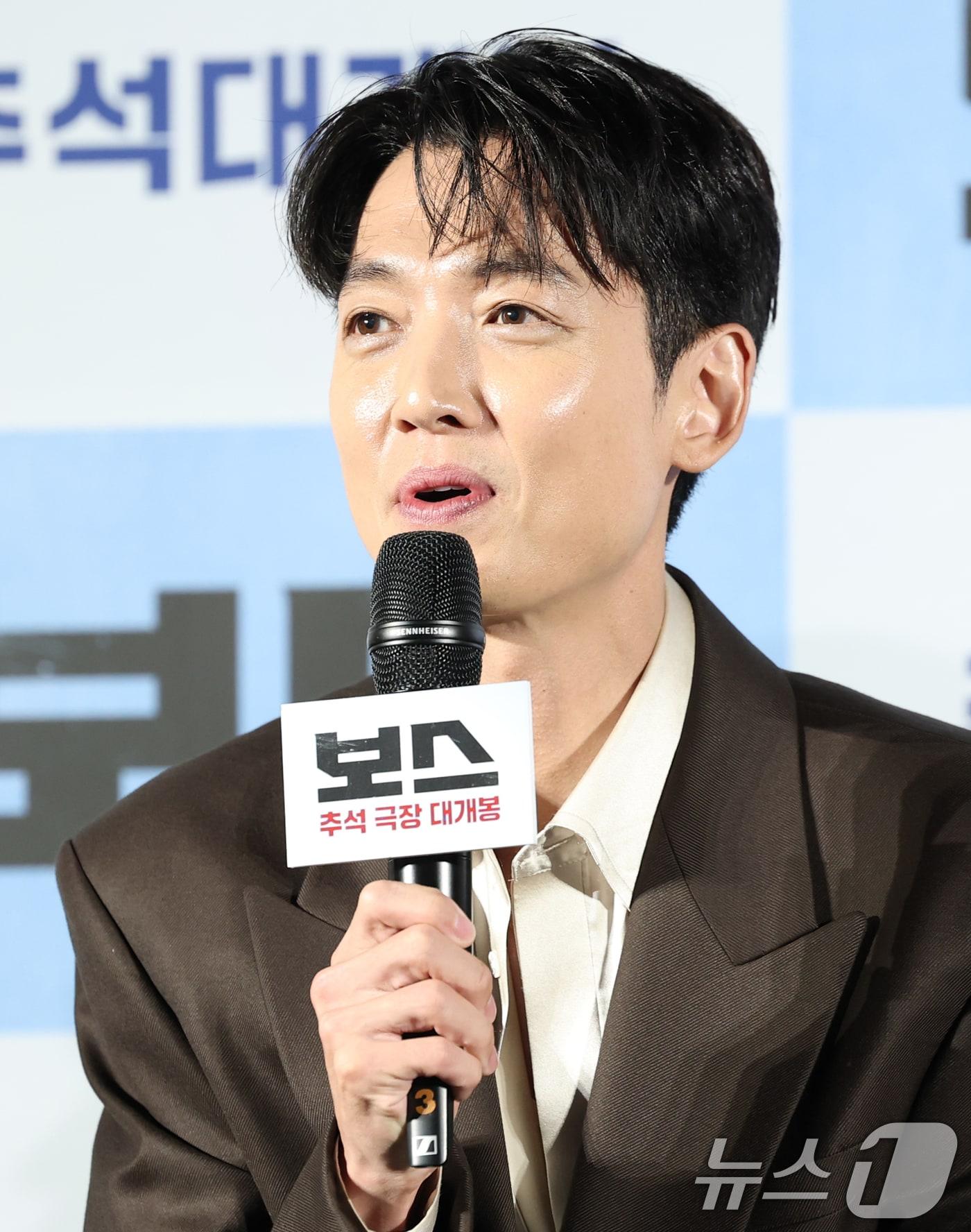 본문 이미지 - 배우 정경호가 1일 오전 서울 메가박스 성수에서 열린 영화 '보스'(감독 라희찬) 제작보고회에 참석해 인사말을 하고 있다. ‘보스’는 조직의 미래가 걸린 차기 보스 선출을 앞두고 각자의 꿈을 위해 서로에게 보스 자리를 치열하게 ‘양보’하는 조직원들의 필사적인 대결을 그린 코믹 액션 영화다. 2025.9.1/뉴스1 ⓒ News1 권현진 기자