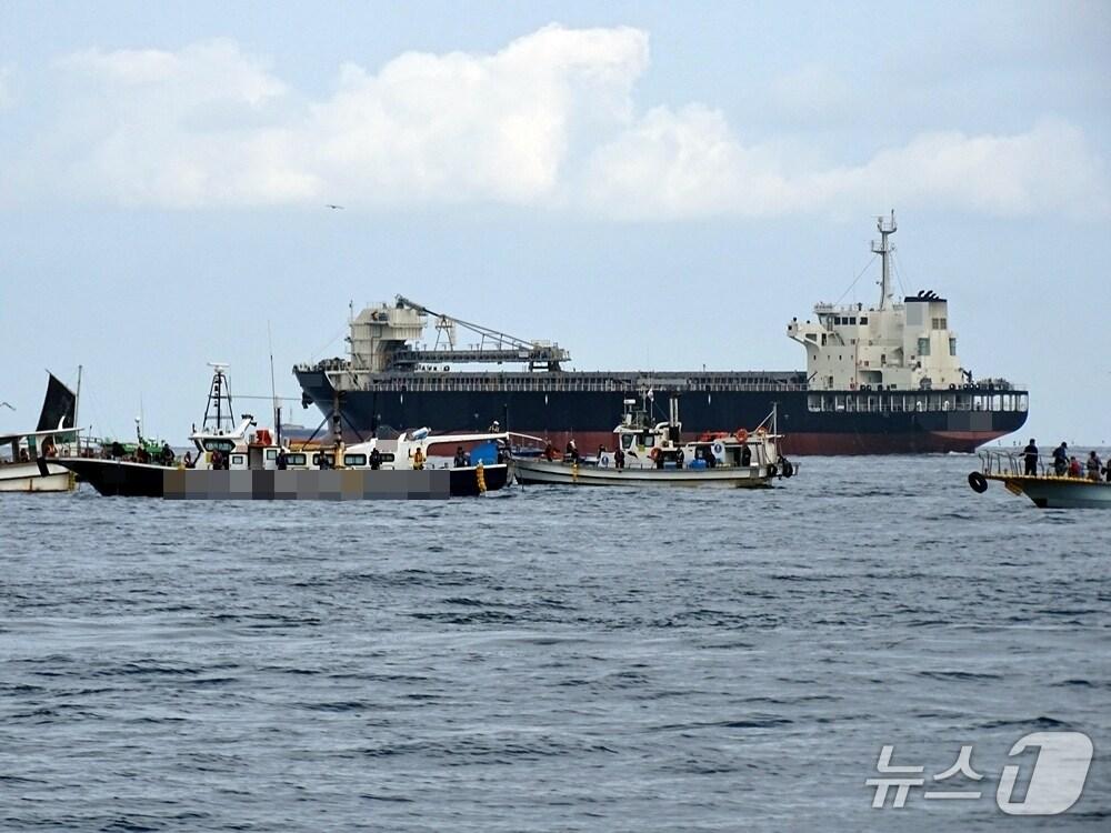 본문 이미지 - 주꾸미 금어기가 풀리자 1일 군산 앞바다에 주꾸미잡이 낚시 어선들이 항로를 막고 낚시를 하고 있다.(군산해경 제공. 재판매 및 DB금지)