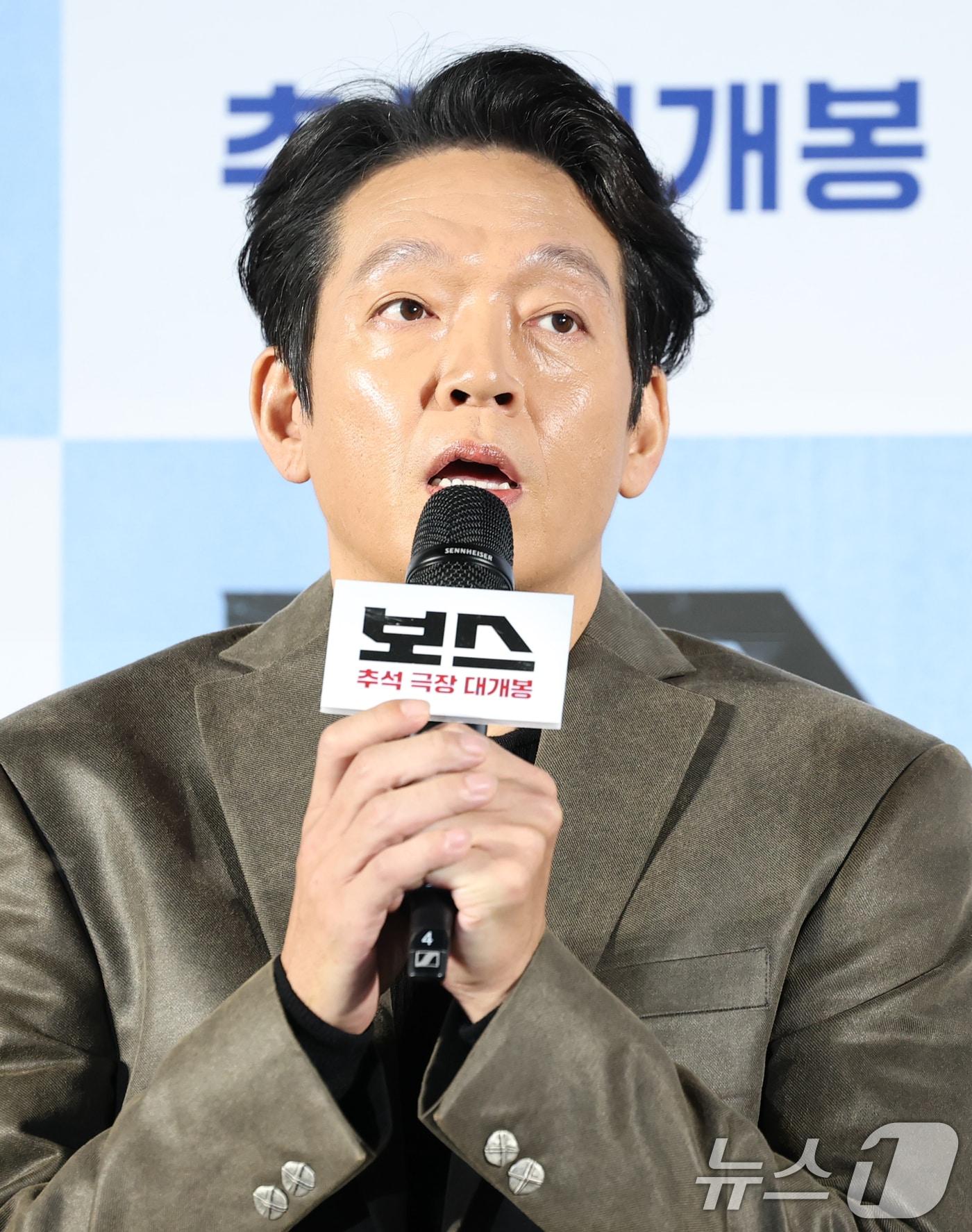 본문 이미지 - 배우 박지환이 1일 오전 서울 메가박스 성수에서 열린 영화 '보스'(감독 라희찬) 제작보고회에 참석해 인사말을 하고 있다. ‘보스’는 조직의 미래가 걸린 차기 보스 선출을 앞두고 각자의 꿈을 위해 서로에게 보스 자리를 치열하게 ‘양보’하는 조직원들의 필사적인 대결을 그린 코믹 액션 영화다. 2025.9.1/뉴스1 ⓒ News1 권현진 기자