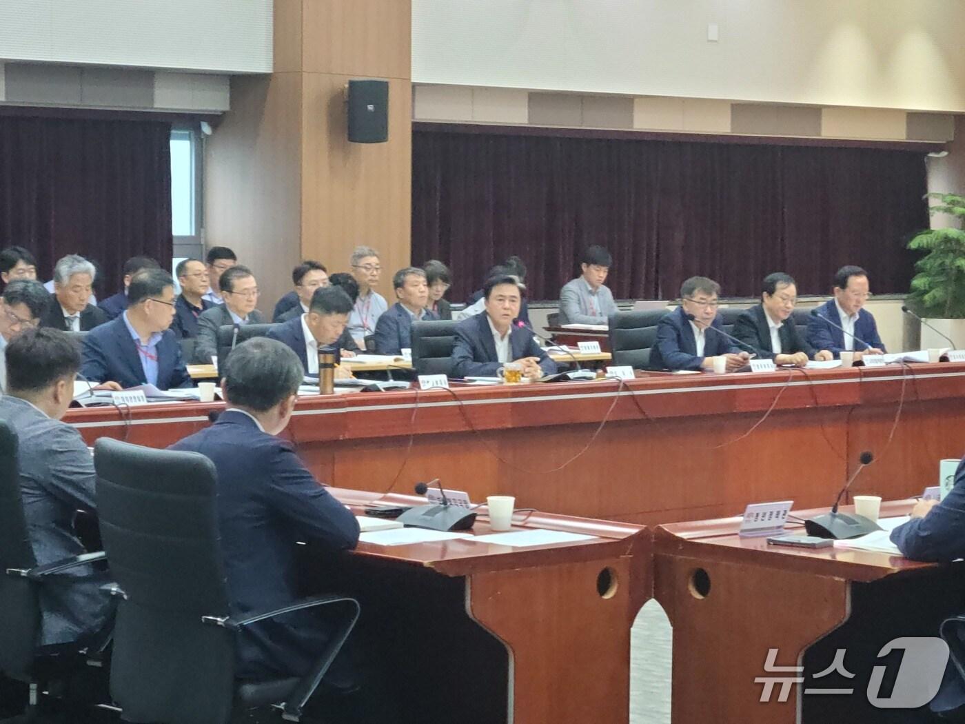 본문 이미지 - 김태흠 지사(가운데)가 1일 열린 '2026년 주요 정책 추진계획 보고회'에서 무두발언을 하고 있다.(재판매 및 DB금지)/뉴스1