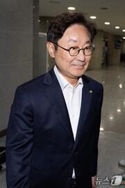 본문 이미지 - 국회 정무위원회 박범계 더불어민주당 의원이 1일 서울 여의도 국회 의원회관에서 열린 정무위원회 비공개 당정협의에 참석하고 있다. 2025.9.1/뉴스1 ⓒ News1 유승관 기자