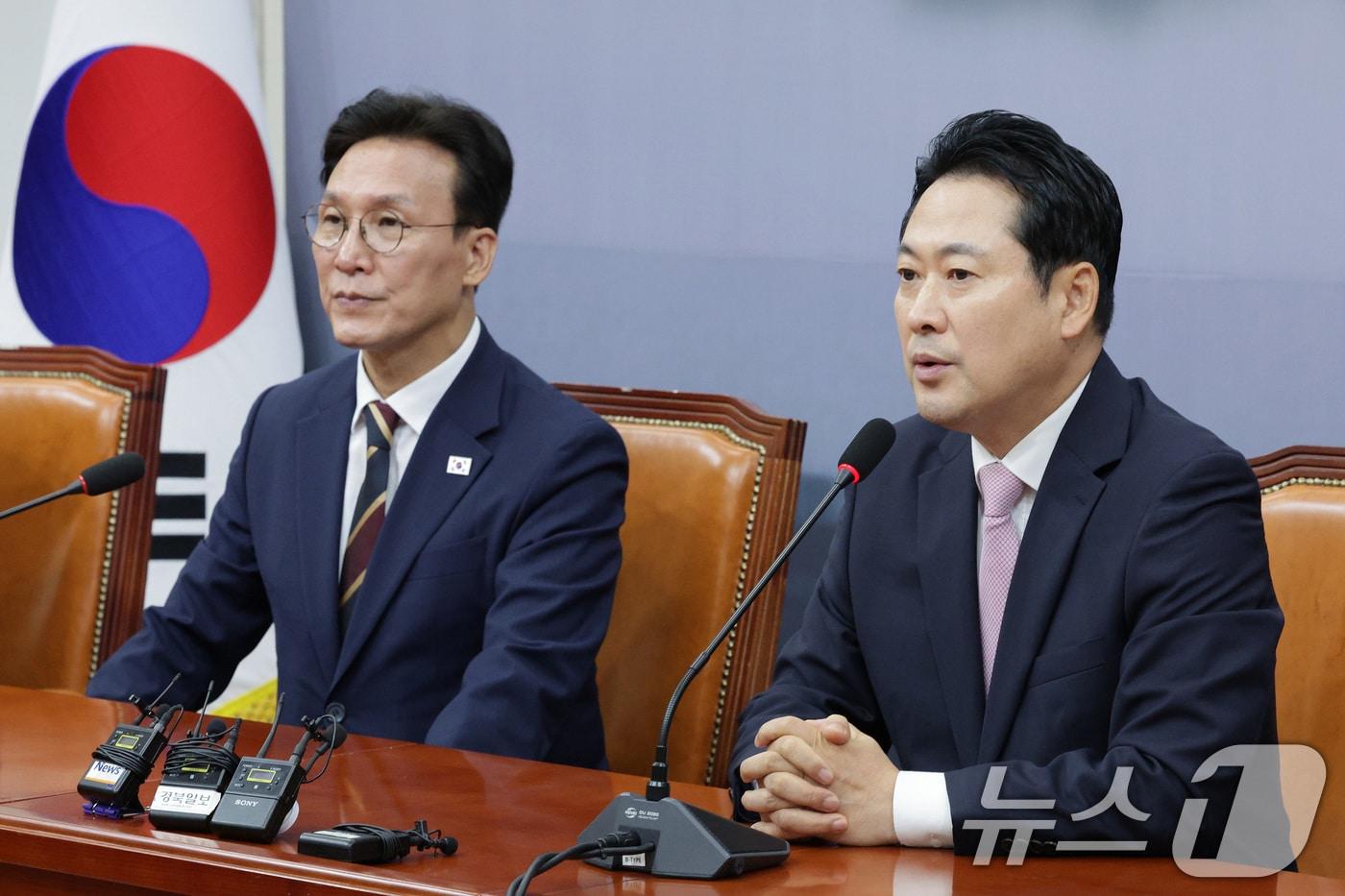 장동혁 국민의힘 대표&#40;오른쪽&#41;가 1일 오전 서울 여의도 국회에서 김민석 국무총리를 접견하고 있다. 2025.9.1/뉴스1 ⓒ News1 신웅수 기자