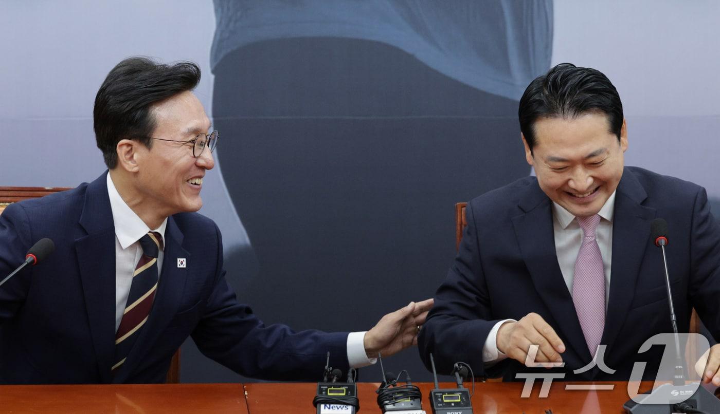 장동혁 국민의힘 대표&#40;오른쪽&#41;가 1일 오전 서울 여의도 국회에서 김민석 국무총리를 접견하고 있다. 2025.9.1/뉴스1 ⓒ News1 신웅수 기자